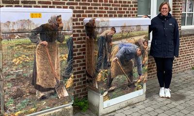 Sabine Vermeulen naast beklede nutskasten